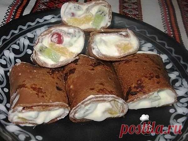 Шоколадные блины со взбитыми сливками и фруктами