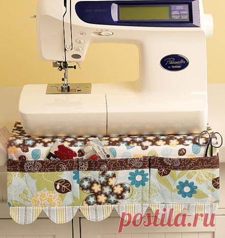 Love this~ I have am old one I made years ago for my machine... but this one is sooo cute! | SEWING MACHINE COVERS