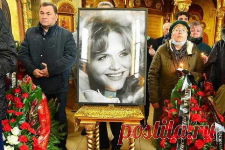 Белый гроб с умершей от рака Александрой Яковлевой утонул в цветах