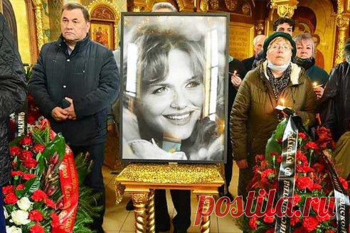 Белый гроб с умершей от рака Александрой Яковлевой утонул в цветах