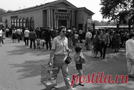 Ситуацию в России под санкциями сочли реминисценцией 1990-х. Ситуацию в России под санкциями часто сравнивают с советским периодом, однако ее можно считать скорее «реминисценцией» 1990-х годов, когда крах коммунизма вынудил потребителей и предпринимателей искать новые способы решать экономические проблемы, пишет Bloomberg, приводя примеры в сфере бизнеса.