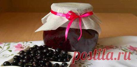 из смородины черной пятиминутка 
https://povar.ru/recipes/varene_iz_smorodiny_chernoi_pyatiminutka-12099.html

Варенье из смородины черной пятиминутка - кулинарный рецепт на Повар.ру
Предлагаю узнать, как приготовить варенье из смородины черной пятиминутку - витамин С зимой вам ой как пригодится :) А при такой готовке ягоды не разварятся, а сохранят большую часть витаминов.