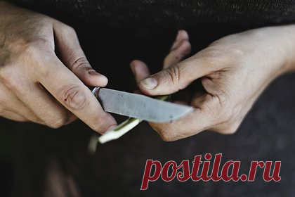 Россиянка напала с ножом на избившего ее мужчину. В Ямало-Ненецком автономном округе 33-летнюю женщину обвинили в покушении на собутыльника, избившего ее во время ссоры. Утром 11 февраля в Лабытнанги компания выпивала в квартире. Там фигурантка поссорилась с мужчиной. Он несколько раз ударил ее кулаками. В ответ россиянка схватила нож и нанесла два ранения.