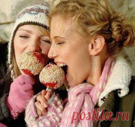Мы всегда думаем о том, что скажут другие!?

Мы желаем выйти замуж, потому что все подруги уже замужем, родить ребёнка, потому что в этом возрасте уже пора быть матерью, иметь работу, которую другие будут считать престижной, покупать одежду, которую диктует мода... 
Об этом уже говорилось много раз, но всё же прежде чем сделать что-либо, мы всегда думаем, что скажут об этом другие. И мы не позволяем себе сделать то, чего нам хочется, если сомневаемся в их оценке.

Поступайте так, как