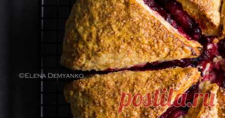 Сконы со сливами и цельнозерновой мукой / Whole Wheat Plum Scones Это очень осенний рецепт. Эти сконы плотные, томные, с ароматом слив, с грубоватой текстурой и кислинкой томленой сливы. Идеально ...
