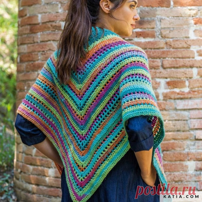 Разноцветная треугольная шаль крючком. Схема. / knittingideas.ru