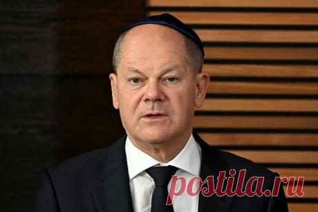 Шольц надел кипу на открытии новой синагоги в Германии. Канцлер Германии Олаф Шольц открыл новую синагогу в городе Дессау и появился на мероприятии в кипе — традиционном еврейском головном уборе. Снимок политик опубликован у себя в X (бывшая Twitter). Он отметил, что антисемитизму и разжиганию ненависти в Германии нет места.