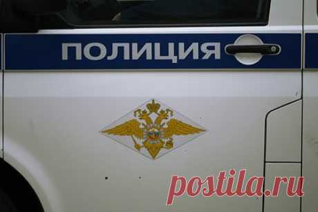 Россиянин расправился с родственницей после избиения и изнасилования. В Волгоградской области арестовали 21-летнего жителя города Котово, обвиняемого по нескольким тяжким статьям Уголовного кодекса. 18 мая злоумышленник пришел в дом родственницы, силой выволок ее на территорию пруда, где сильно избил ее, а затем подверг сексуальному насилию.