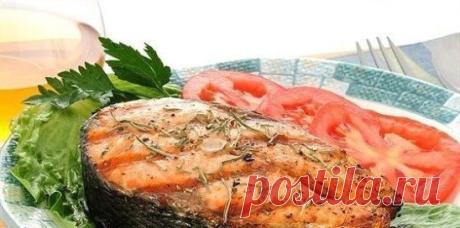 10 секретов вкусной рыбы. 
 
1. Чтобы узнать, доброкачественная ли рыба, ее опускают в таз с водой. При погружении в воду свежая рыба тонет. Или обратите внимание на жабры. Если жабры красные, то рыба свежая. Если они очень темные или бледные - не свежая. 
 
2. Чтобы было легко очистить рыбу от чешуи, ее погружают на несколько минут в кипящую воду, затем в холодную воду. 
 
3. Рыбу важно разморажи