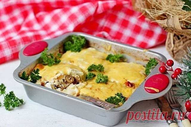 Мясо по-французски 

Ингредиенты: 

- Свинина (антрекот) — 600 г 
- Шампиньоны — 400 г 
- Лук репчатый — 2 шт. 
- Масло растительное — 2 ст. л. 
- Сметана (20%) — 1 стак. 
- Сыр — 200 г 
- Яйца — 1 шт. 
- Соль — по вкусу 
- Перец — по вкусу 

Приготовление: 

1. Мясо нарезать стейками толщиной 1 см, отбить молоточком, посолить и поперчить. 
2. Грибы нарезать на тонкие пластины и обжарить на растительном масле до мягкости и испарения жидкости. 
3. Лук нарезать полукольцами ...