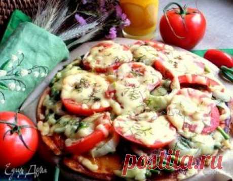 Заливная пицца в сковороде. Ингредиенты: кефир, яйца куриные, мука Дачный вариант обеда или ужина, когда духовка отсутствует или просто не хочется включать ее в жару. Очень сытно получается. За рецепт спасибо Маше (Masha vet)! Добавила от себя чесночные стрелки, но можно любую зелень использовать. Диаметр — 20 см.