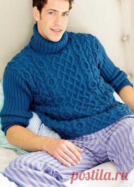 Синий мужской свитер с косами и переплетениями.