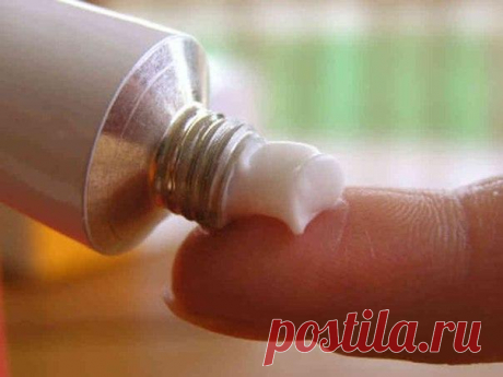 Мази на все случаи жизни. Рецепты народной медицины. 

Эта мазь лечит много болезней: фибромы, мастит, гангрену, язвы (в том числе и трофические), ожоги, чирьи, нарывы, больные суставы, самые застарелые гаймориты, гнойные отиты, нарывы в горле, экзему, кисты яичников — все это вылечит чудо- мазь! 

Приготовление: 

В эмалированную посуду влить 1 стакан рафинированного растительного масла, бросить туда пчелиного воска размером со спичечную коробку и поставить посуду на небо...