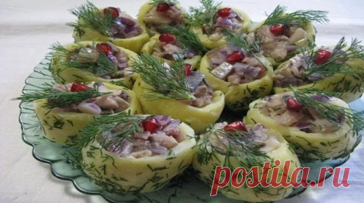 Закуска из селедки и картошки, пальчики оближешь 
 
 
Закуска из селедки и картошки — это блюдо, которое произведет настоящий фурор на вашем праздничном столе. Интересная форма подачи и оригинальная заправка сделают это блюдо гвоздем программы. Не о…