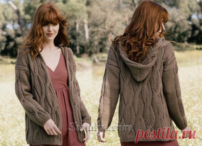 Практичный и удобный жакет с капюшоном связан спицами крупным фантазийным узором из мериносовой шерсти.