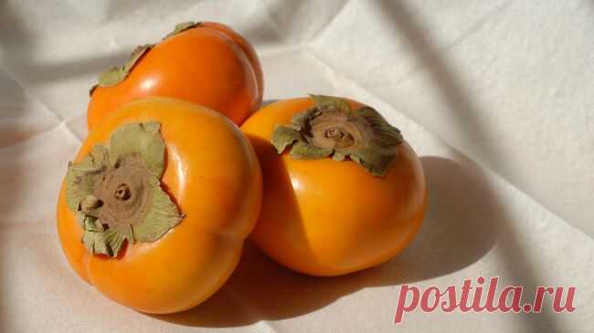 Врач рассказала, кому нельзя есть хурму