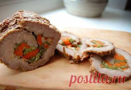 Мясной рулет с овощами.