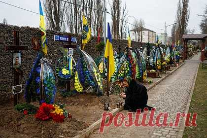 Мэр и глава военной администрации города на Украине подрались у памятника воинам. В городе Ромно Сумской области Украины возле мемориала воинам подрались мэр Олег Стогний и глава военной администрации поселения Денис Ващенко. Потасовка произошла из-за несогласия руководства города перенести памятник с местной Аллеи славы.