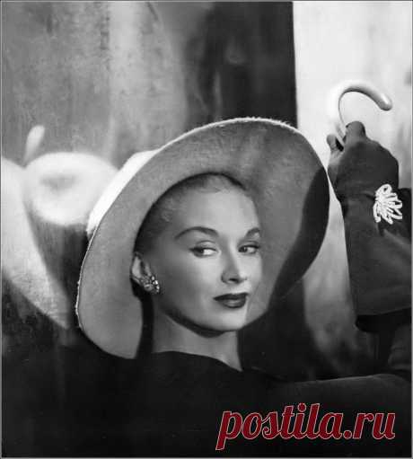 Lisa Fonssagrives is wearing a pink beaver felt hat with a… | Flickr