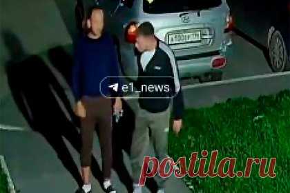 Стреляющий из пистолета мужчина в спортивном костюме попал на видео в российском городе