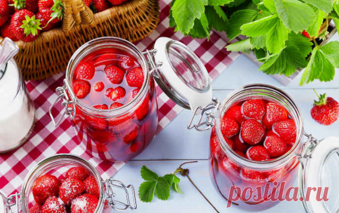 Клубничное варенье без варки ягод! Лучший рецепт! Варите ли Вы по такому способу клубничное варенье? Клубничное варенье без варки ягод получается настолько ароматным!  Познакомьтесь с рецептом, возможно многие так варенье не варят. Попробуйте в этом сезоне сварить хоть немножко по этому рецепту. Вам понравится, даже не сомневайтесь.  КЛУБНИЧНОЕ ВАРЕНЬЕ БЕЗ ВАРКИ ЯГОД:  ИНГРЕДИЕНТЫ:  — 2 кг клубники  — 1 кг сахара  — 0,5 стакана воды  ПРИГОТОВЛЕНИЕ:  Для клубничного варенья