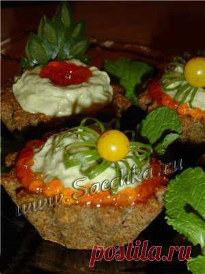 Тарталетки Вкусные тарталетки с икрой приготовлены из ржаного хлеба на праздничный стол.