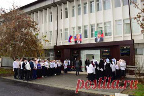 В Чечне после ремонта открылось здание управления по кинематографии. В Чечне состоялось открытие здания управления по кинематографии после капитального ремонта. Новое трехэтажное строение с дополнительными корпусами расположено в Грозном. «Здесь полностью перестроен внешний фасад, а внутри осуществлен масштабный ремонт» — пояснили в Минкульте региона.