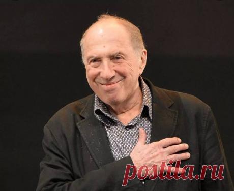 Умер Сергей Юрский...

Ваше платье бессильно повисло на стуле. Вы уснули.
Ну, спите.
Я тихонько вот здесь посижу, возле Вас, Вы хотите?
Незримые нити
Связали сегодня тебя и меня,
Непрочные нити.
Я так себя вёл, будто всё это очень обычно. Привычно.
Это маска.
Знала бы ты, как мне дорога твоя ласка.
Три на Спасской
Пробило. И вечер, и ночь, и рассвет –
Словно сказка.