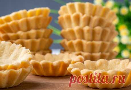 Легкий рецепт для корзиночек (тарталеток) на праздничный стол! Песочное тесто для тарталеток.
Сегодня приготовим песочные корзиночки, или, как их ещё называют, тарталетки. Это простая основа для приготовления огромного количества разнообразных закусок на праздничный стол.  

Ингредиенты:
- мука - 200 г
- сливочное масло - 125 г
- желтки куриных яиц - 2 шт.
- сахарная пудра - 1 ст. л.
- соль  - 0,5 ч. л.

Приготовление:
1. Сначала замесим тесто. В миску кладём 125 граммов с...