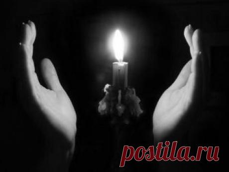 Мело, мело по всей земле
Во все пределы.
Свеча горела на столе,
Свеча горела.

Как летом роем мошкара
Летит на пламя,
Слетались хлопья со двора
К оконной раме.

Метель лепила на стекле
Кружки и стрелы.
Свеча горела на столе,
Свеча горела.

На озаренный потолок
Ложились тени,
Скрещенья рук, скрещенья ног,
Судьбы скрещенья.

И падали два башмачка
Со стуком на пол.
И воск слезами с ночника
На платье капал.

И все терялось в снежной мгле
Седой и белой.
Свеча горела на столе,
С...