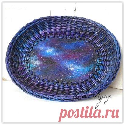 Привет, трудяжки!
Готовимся активно к праздникам!
Предлагаю вам вот такой вариант подарка - космический поднос с деревянным дном из газетных трубочек!
Видео МК здесь: https://youtu.be/CfK9TQBoUrY
Там все подробности 
#ladaligay #избумажнойлозы #плетениеизгазет
