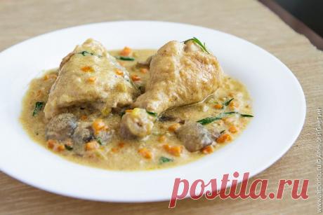 Рецепт фрикасе из курицы Настоящее фрикасе из курицы - это нежное мясо в деликатном белом соусе, где на первый план выходит игра вкусовых полутонов, а также качество исходных продуктов.