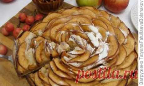 Яблок в этом году очень много. Порадуем близких, приготовим вкусный пирог! Для пирога возьмем:яблоки — 3-5 штук;мука — 2 стакана;сахарный