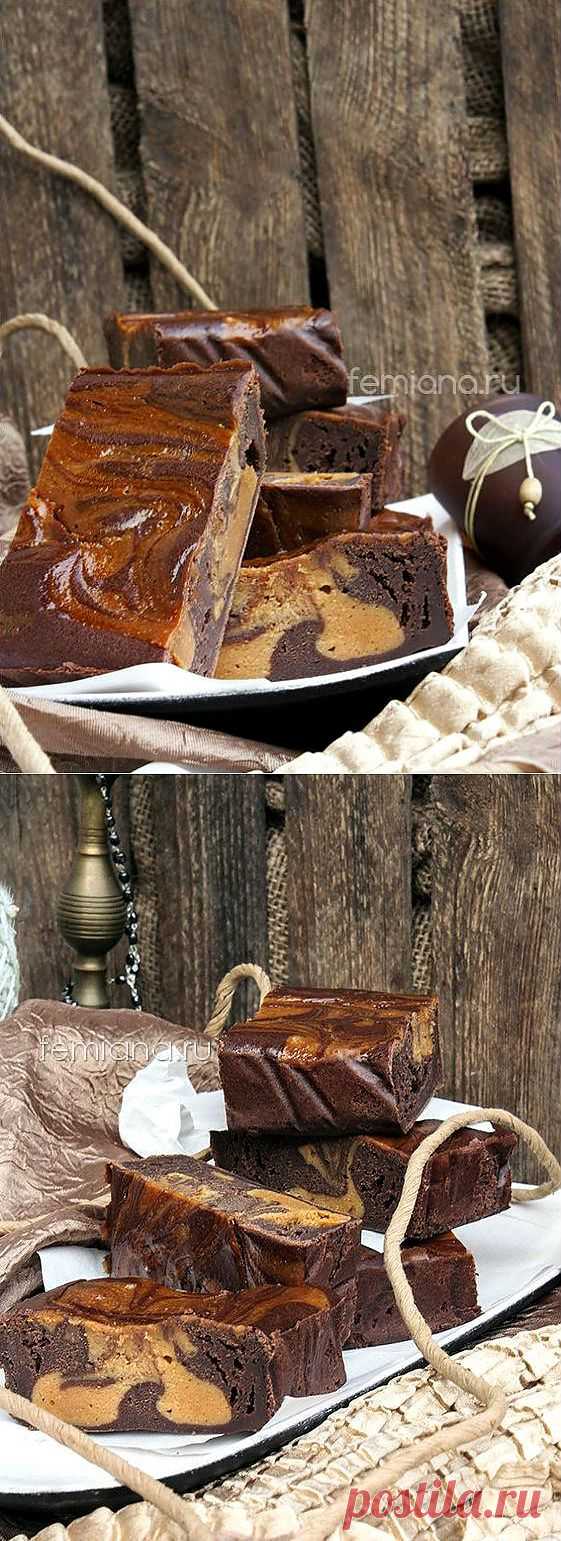 Рецепт шоколадного брауни с начинкой из вареной сгущенки и сливочного сыра | FEMIANA