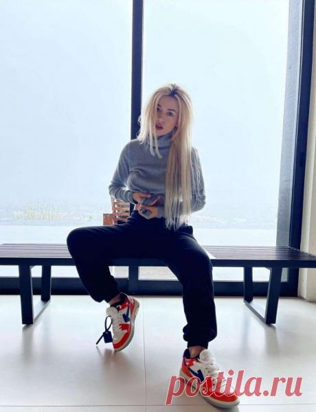 Ava Max домашний стиль одежды певицы - FashionView.ru - ВСЯ МОДА В ДЕТАЛЯХ Фото в домашней обстановке популярной американской певицы албанского происхождения Ava Max «случайно» попали в сеть