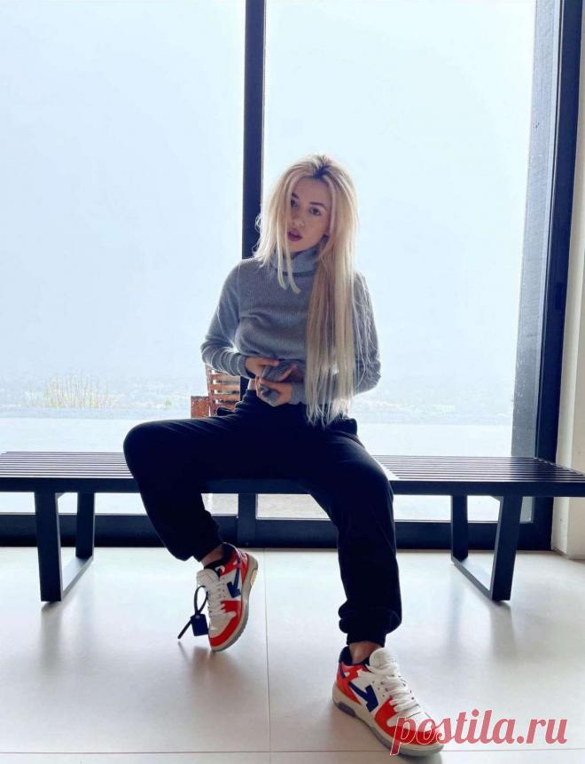 Ava Max домашний стиль одежды певицы - FashionView.ru - ВСЯ МОДА В ДЕТАЛЯХ Фото в домашней обстановке популярной американской певицы албанского происхождения Ava Max «случайно» попали в сеть