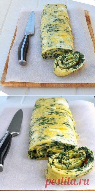 Омлет-рулет из шпината и тертого сыра.