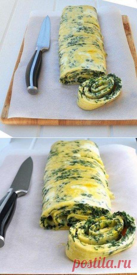 Омлет-рулет из шпината и тертого сыра.
