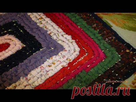 Коврик из остатков ткани и ненужных вещей, необычным способом.