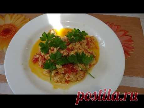 Яичница с помидорами, вкусный быстрый легкий завтрак