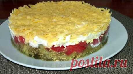 Слоеный салат с баклажанами и помидорами Предлагаю приготовить очень вкусный салат из ароматных и сочных сезонных овощей -баклажанов и помидоров.Ингредиенты: 1.Баклажаны-2шт(около 600 г)2.Помидоры -4 шт3.Чеснок-3 зубч4.Сыр-150г5.Яйца вареные...