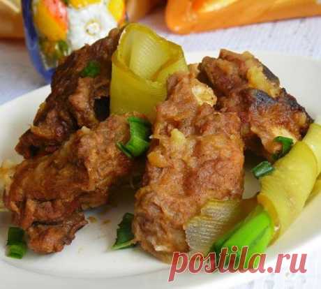 Свиные ребрышки, тушеные с луком