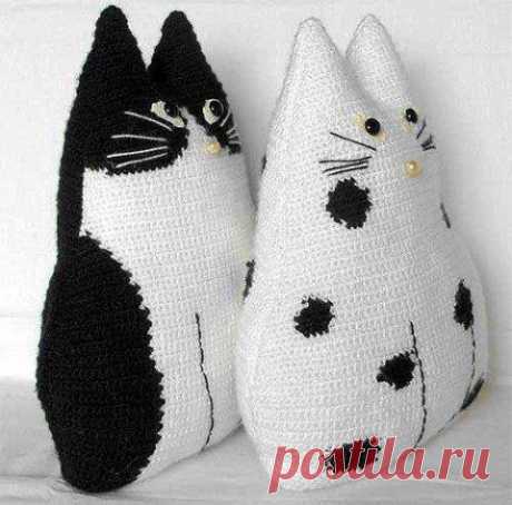 Вязание очаровательных и удобных подушек-котиков Вязание очаровательных и удобных подушек-котиков поднимет вас на седьмое небо блаженства.