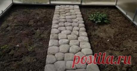 Дорожка из бетона Дорожка из природного камня красиво будет смотреться как в саду — на приусадебном участке, так и на даче. Вот только природный камень достать весьма проблематично. Поэтому в сегодняшней статье расскаж...