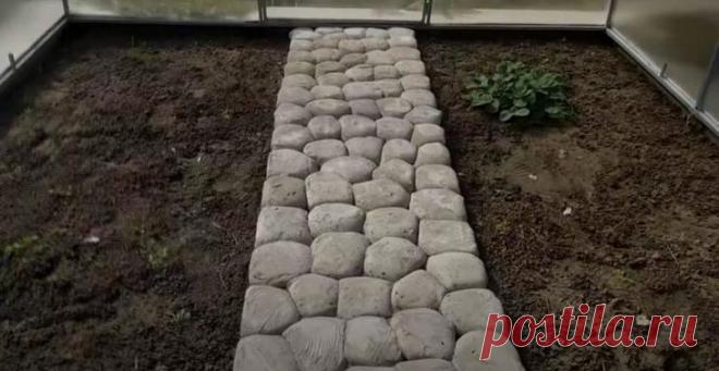 Дорожка из бетона Дорожка из природного камня красиво будет смотреться как в саду — на приусадебном участке, так и на даче. Вот только природный камень достать весьма проблематично. Поэтому в сегодняшней статье расскаж...