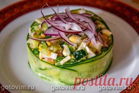 Салат из печени трески с яйцом и огурцом. Рецепт с фото Салаты из печени трески легко готовить, и они всегда получаются вкусными. В этом рецепте описана оригинальная подача, для которой вам понадобится кольцо для сборки салата. Ингредиенты же используются самые обычные - кроме самой печени трески в салат добавляют свежие огурцы, вареные яйца и салатный лук.