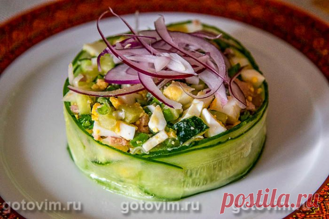 Салат из печени трески с яйцом и огурцом. Рецепт с фото Салаты из печени трески легко готовить, и они всегда получаются вкусными. В этом рецепте описана оригинальная подача, для которой вам понадобится кольцо для сборки салата. Ингредиенты же используются самые обычные - кроме самой печени трески в салат добавляют свежие огурцы, вареные яйца и салатный лук.