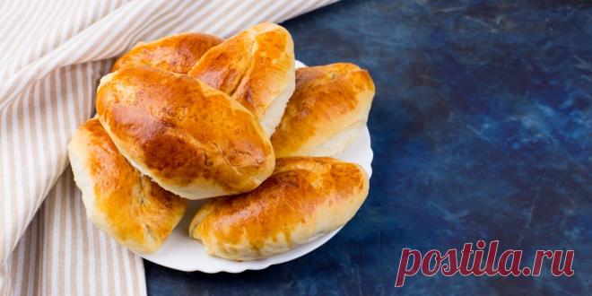 Постные пирожки с картошкой и грибами в духовке - Лайфхакер Приготовьте идеальные дрожжевые пирожки с картошкой и грибами в духовке. Чтобы сделать их ещё вкуснее, добавьте в начинку свежую зелень.