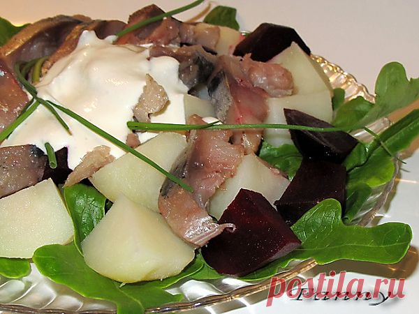 Салат из копченой скумбрии с картофелем.