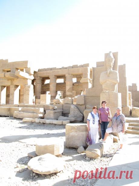 У развалин!